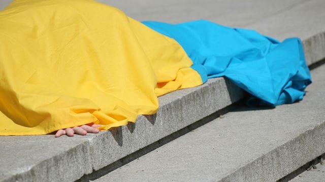 Die ukrainische Künstlerin Maria Kulikovskar bei ihrer Performance "254" (Archivbild): Die Aktion findet noch bis 4. Mai vor der Neuen Nationalgalerie statt. Die ukrainische Künstlerin Maria Kulikovskar bei ihrer Performance "254" (Archivbild): Die Aktion findet noch bis 4. Mai vor der Neuen Nationalgalerie statt.