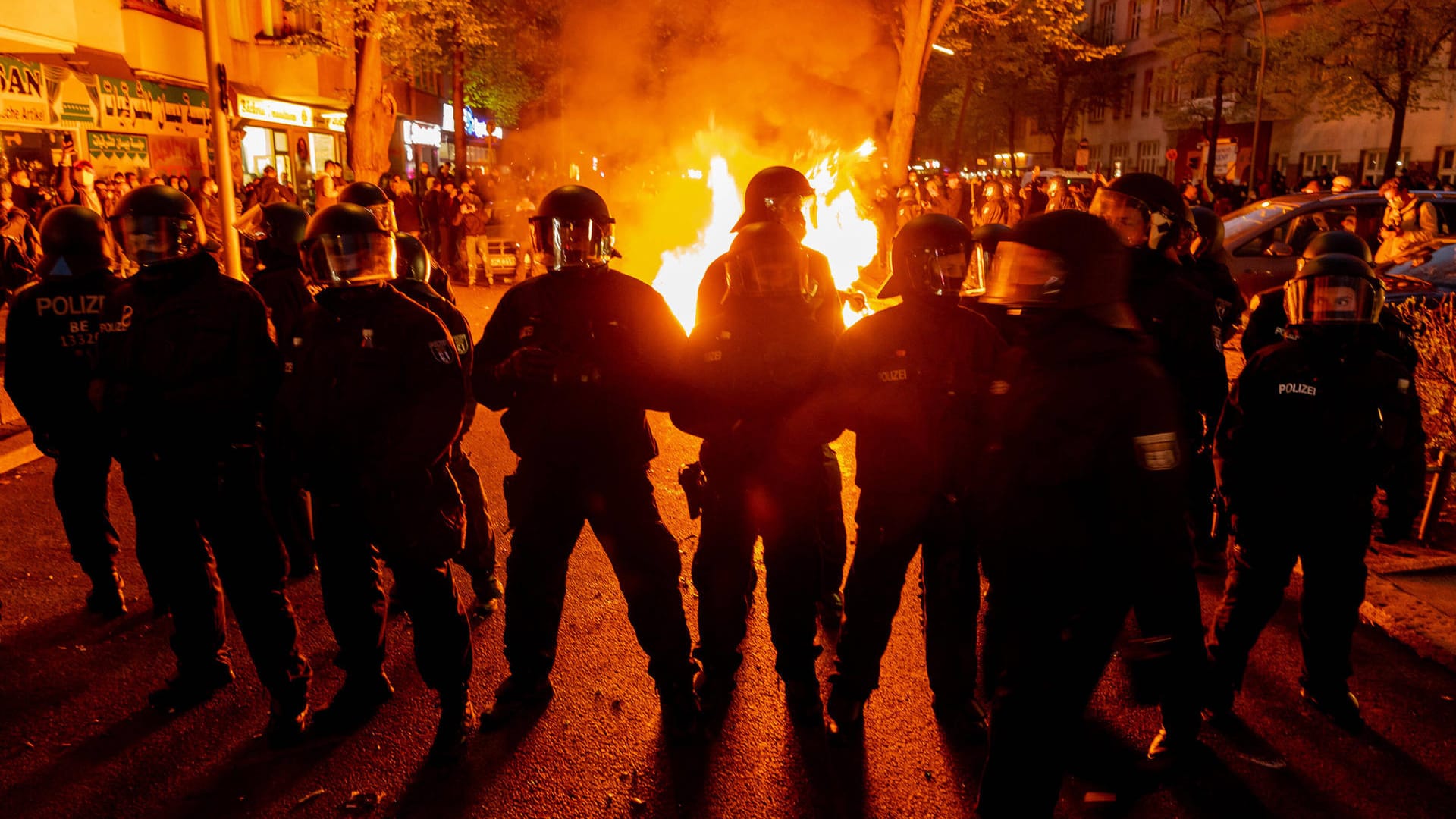 Polizisten umstellen eine brennende Barrikade auf der Sonnenallee (Archivbild): 2021 war es nach der Auflösung der "Traditionelle 1. Mai Demo" zu Ausschreitungen gekommen.