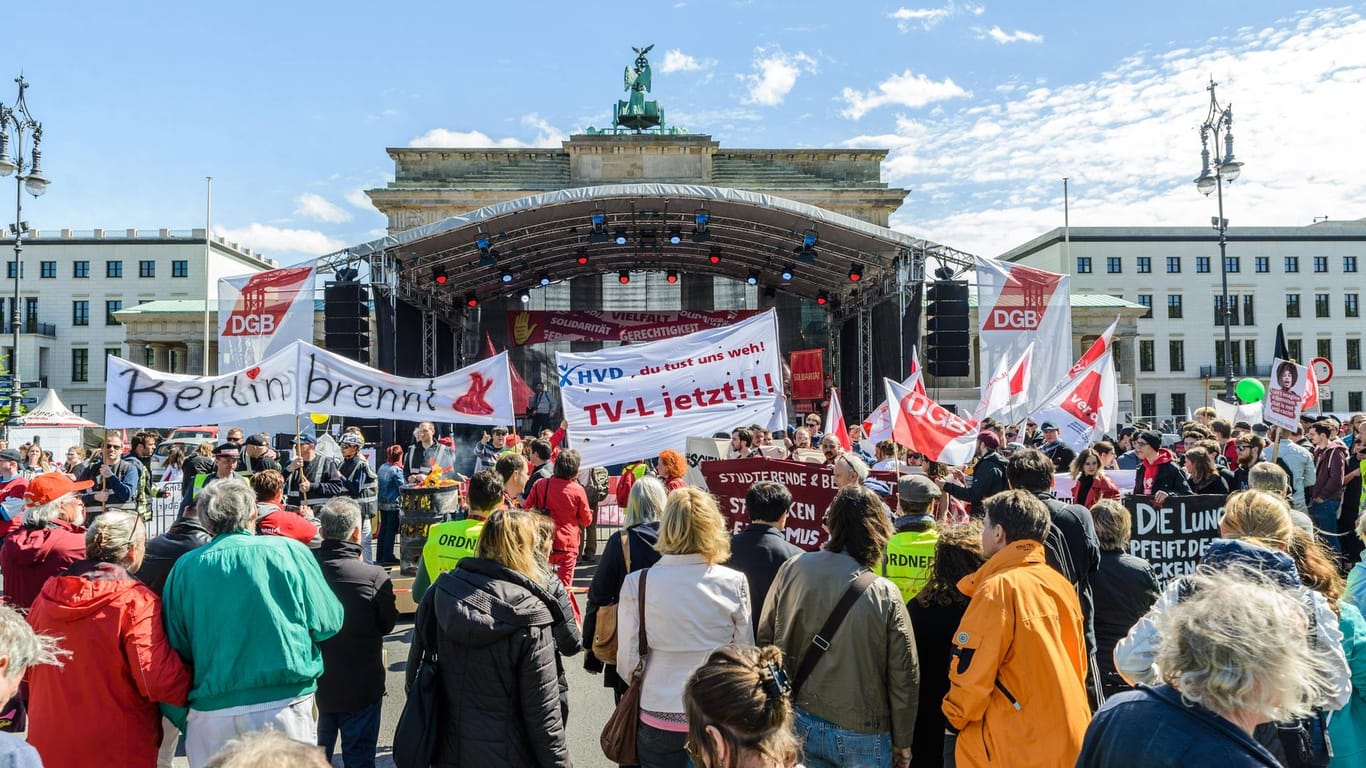 Traditionelle 1. Mai-Demo des DGB am Brandenburger Tor (Archivbild): In diesem Jahr kann die Veranstaltung wieder weitestgehend ohne Corona-Einschränkungen stattfinden.