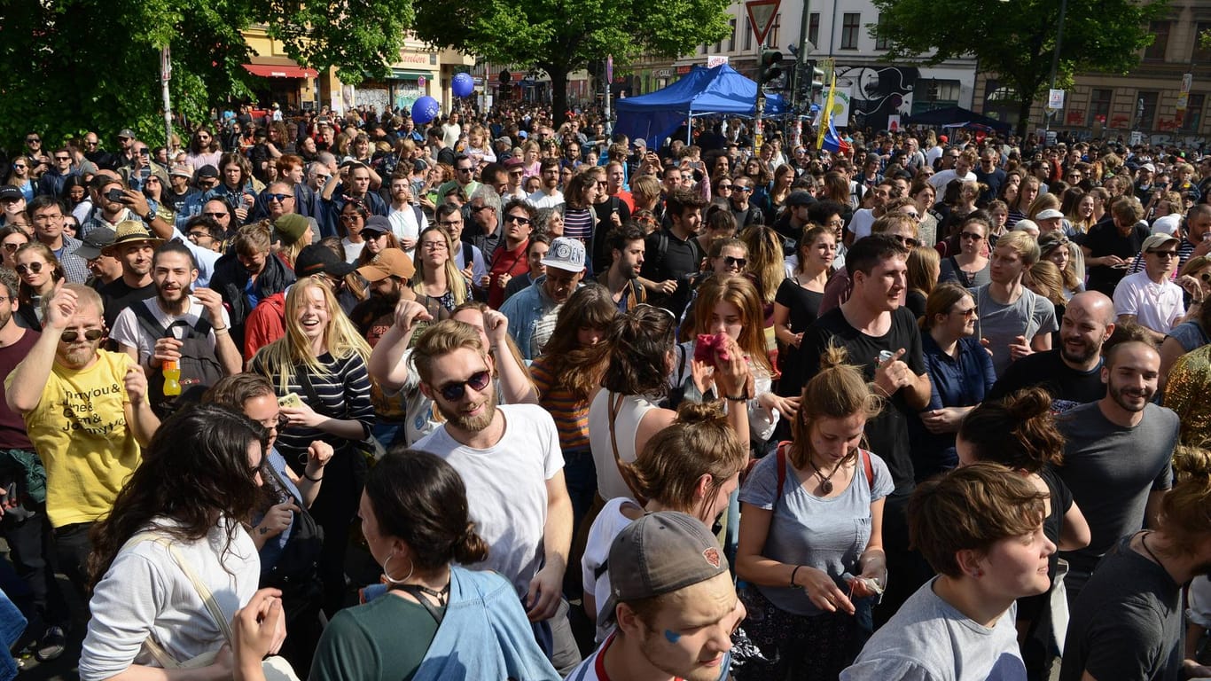 Friedliches Feiern auf dem MyFest in Kreuzberg (Archivbild): In diesem Jahr fällt das Event aus.