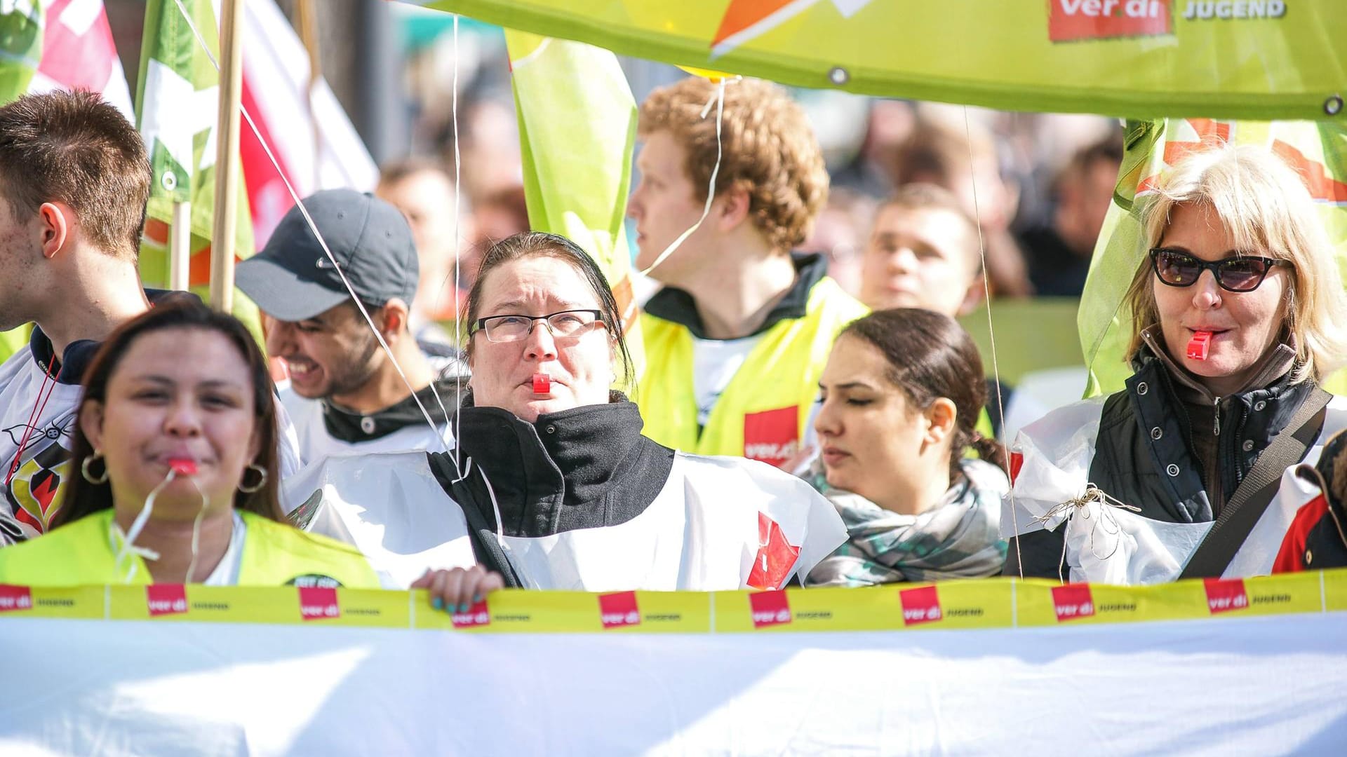 Streikende bei einer Verdi-Kundgebung in Köln (Archivbild): 221 städtische Kitas sind von dem Warnstreik betroffen.