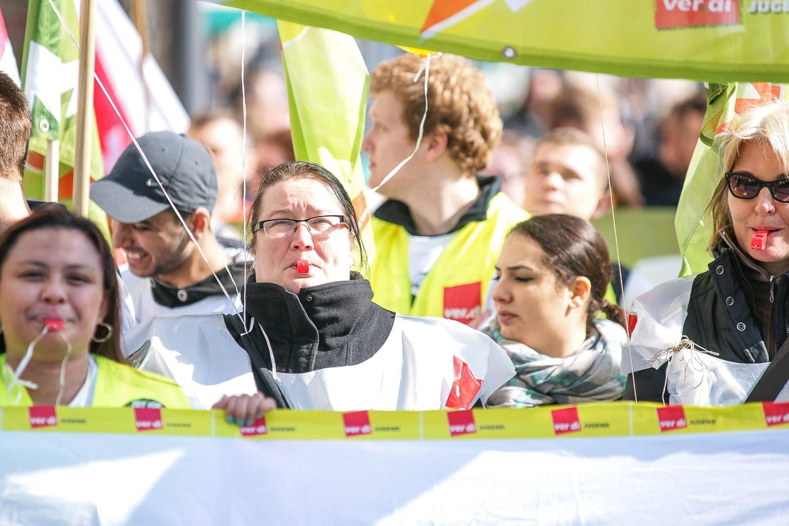 Streikende bei einer Verdi-Kundgebung in Köln (Archivbild): 221 städtische Kitas sind von dem Warnstreik betroffen.