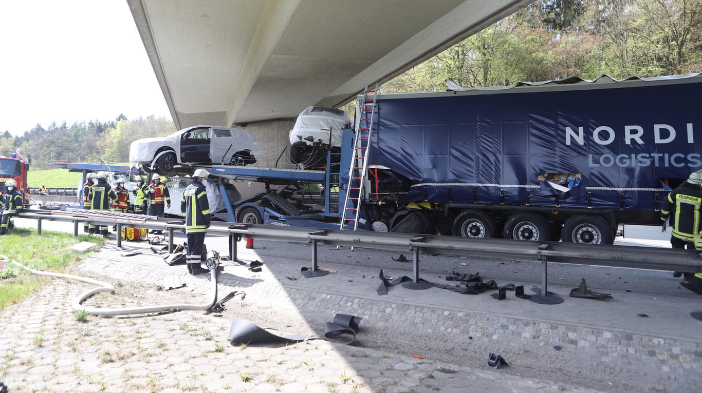Einsatzkräfte sichern die Unfallstelle: Bei einem Auffahrunfall in Hamburg ist ein Mann ums Leben gekommen.