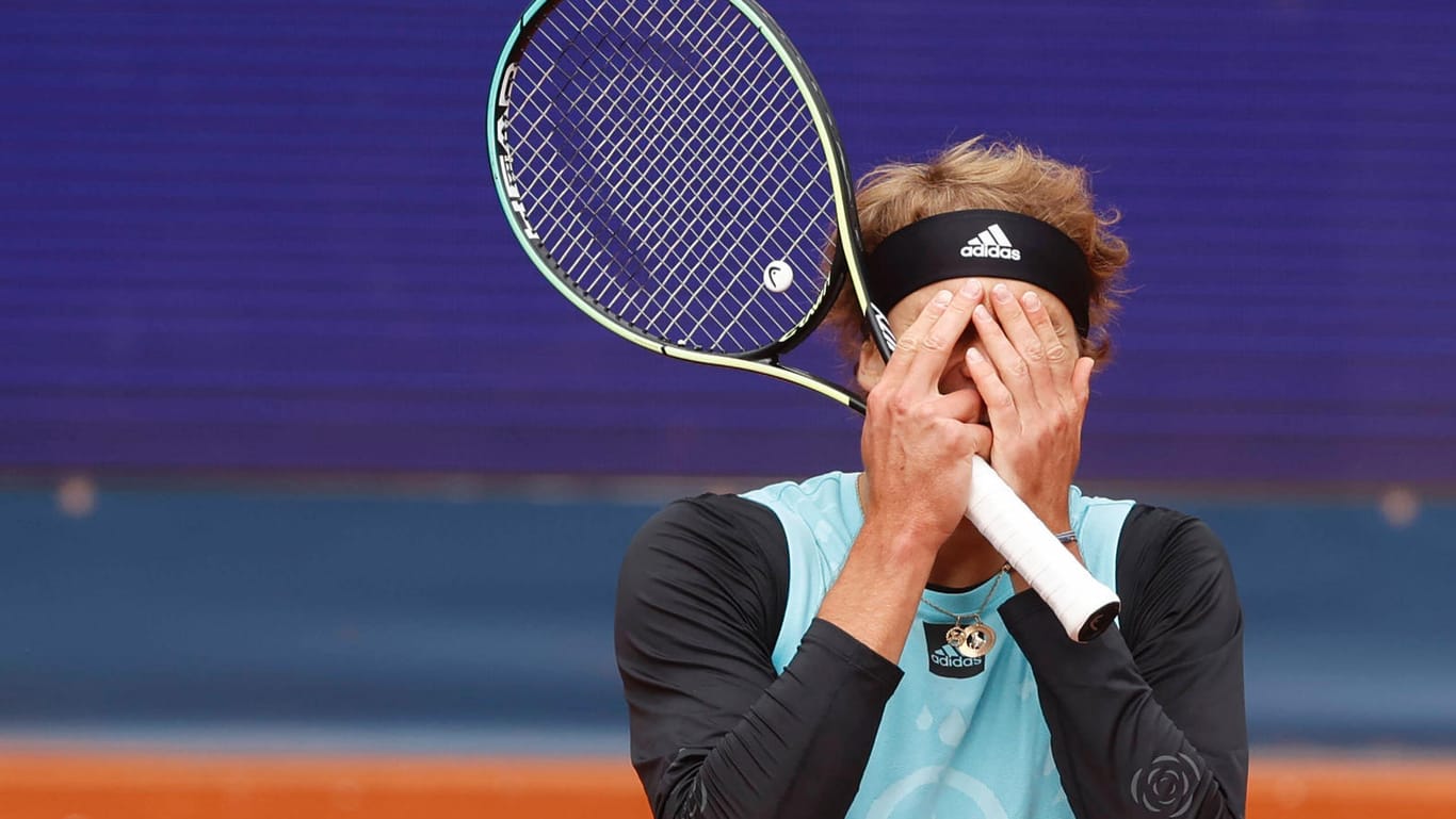 Alexander Zverev schlägt die Hände vors Gesicht: Der deutsche Tennisstar hatte sich das Heimturnier in München anders vorgestellt.