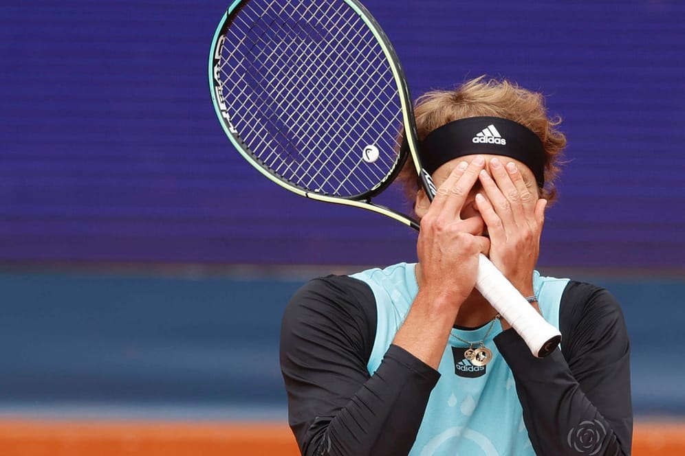 Alexander Zverev schlägt die Hände vors Gesicht: Der deutsche Tennisstar hatte sich das Heimturnier in München anders vorgestellt.