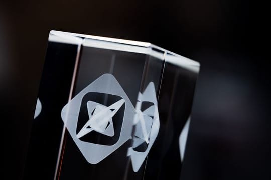Eine Trophäe bei der Verleihung des Grimme Online Awards.