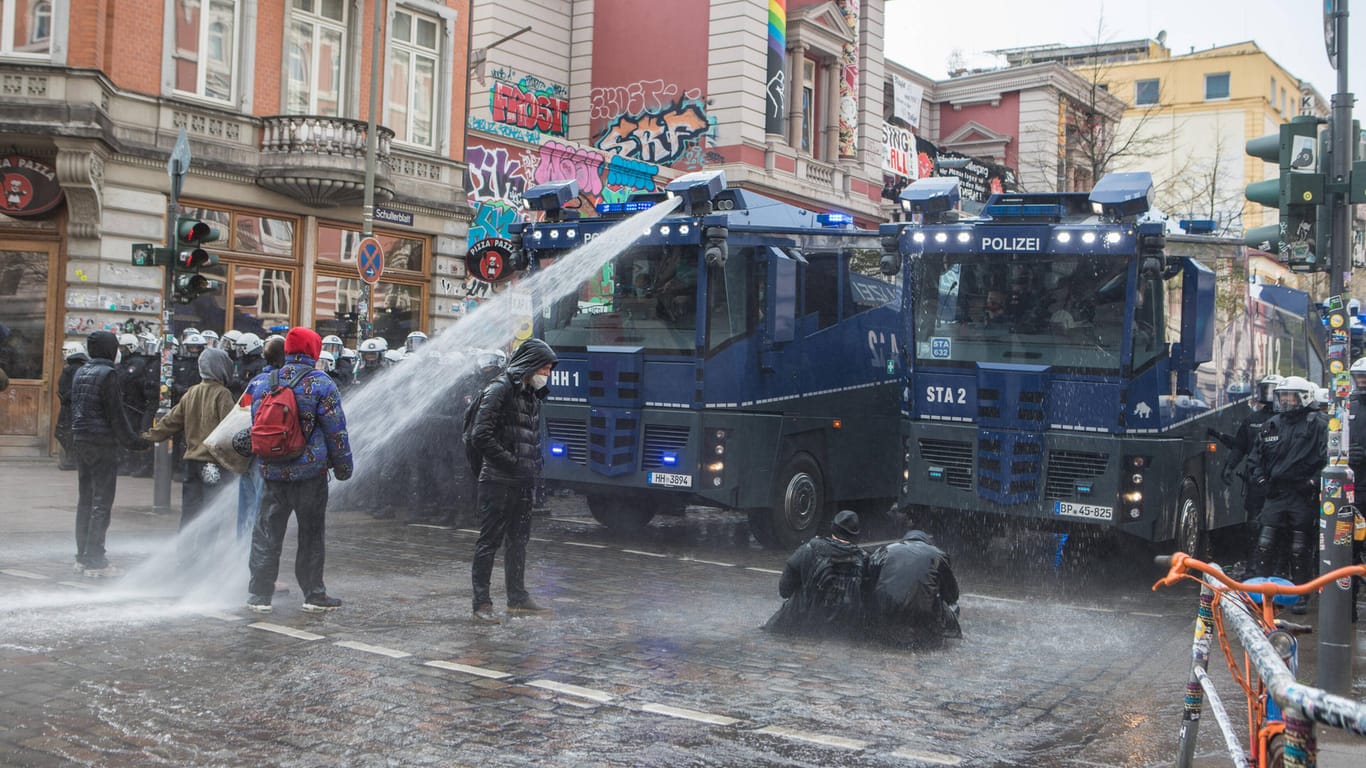 Zwei Wasserwerfer in Hamburg (Archivbild): Bei einer spontanen Demonstration am 1. Mai musste die Polizei einschreiten.