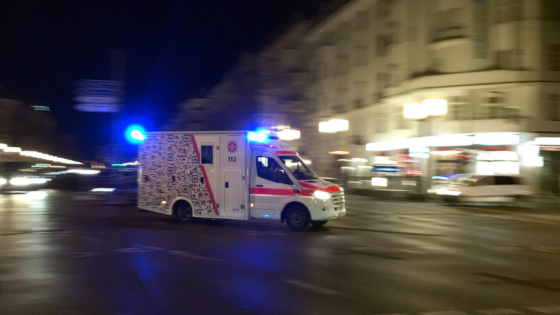 04.04.2022, Berlin, GER - Krankenwagen der Johanniter Unfallhilfe mit QR-Code Anti-Gaffer-Design bei Nacht auf Einsatzfa 04.04.2022, Berlin, GER - Krankenwagen der Johanniter Unfallhilfe mit QR-Code Anti-Gaffer-Design bei Nacht auf Einsatzfa