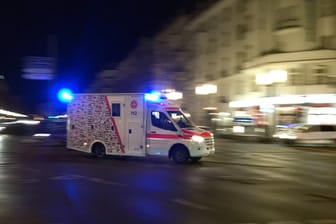 04.04.2022, Berlin, GER - Krankenwagen der Johanniter Unfallhilfe mit QR-Code Anti-Gaffer-Design bei Nacht auf Einsatzfa