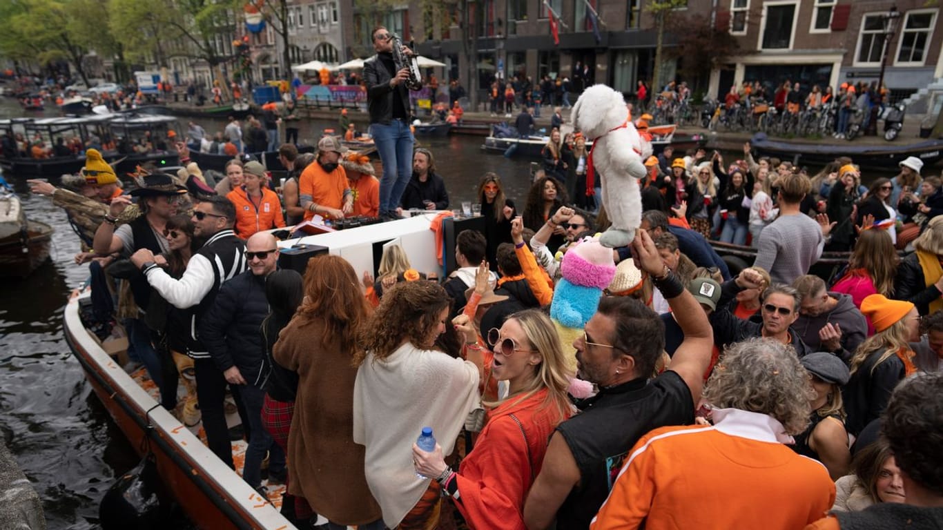 In Amsterdam wird ausgelassen gefeiert: Die Stadtverwaltung hat jetzt ein Kiff-Verbot auf der Straße erteilt.
