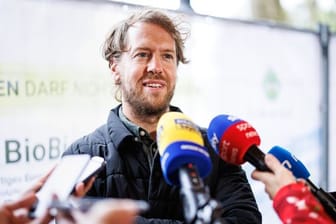Vettel bei "BioBienenApfel": Der Rennfahrer setzt sich für Artenvielfalt ein.