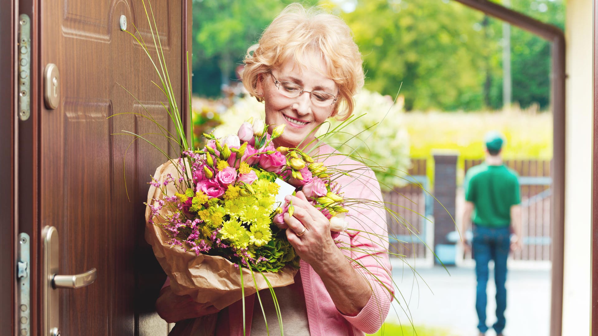 Überraschen Sie Ihre Mutter, indem Sie zum Muttertag 2022 hübsche Blumen verschicken und direkt an sie liefern lassen.