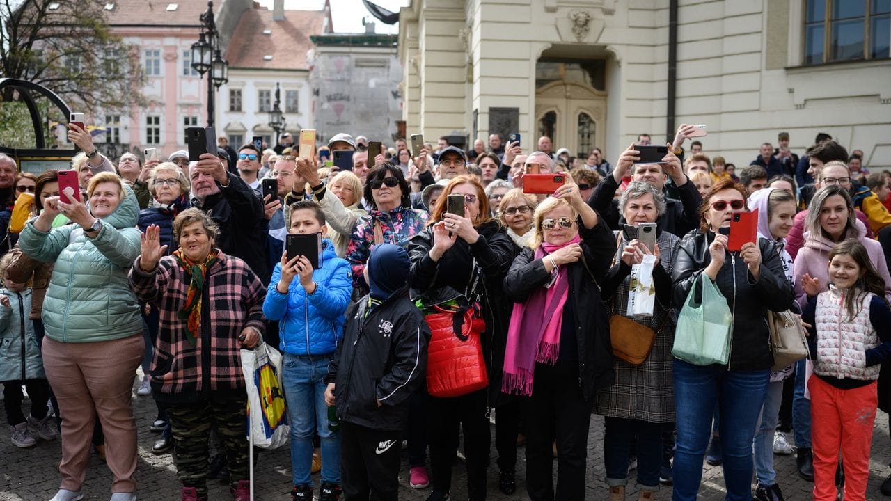 Zahlreiche Schaulustige begrüßen Frank-Walter Steinmeier und Zuzana Caputova in Kosice.
