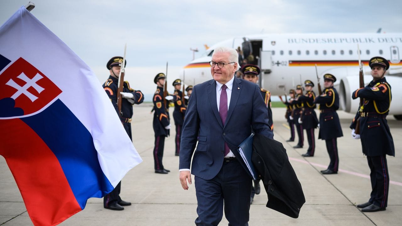 Bundespräsident Frank-Walter Steinmeier kommt auf dem Flughafen Kosice zu einem eintägigen Besuch in der Slowakei an.