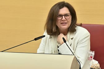 Die Landtaspräsidentin Ilse Aigner im Bayerischen Landtag (Archivbild): Auch in Bayerns Landtag entfallen ab Mai die 3G-Regel und die Maskenpflicht.