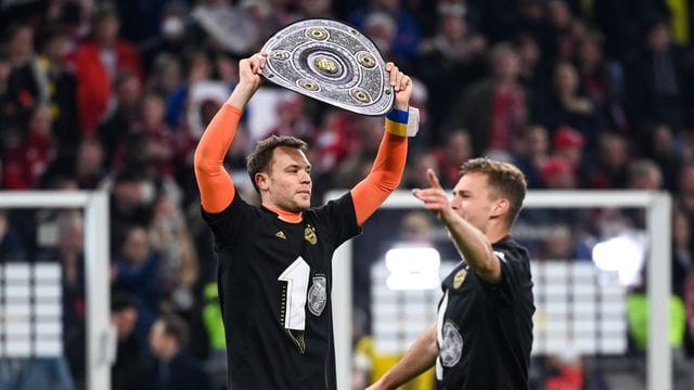 Manuel Neuer (l) und Joshua Kimmich vom FC Bayern München Manuel Neuer (l) und Joshua Kimmich vom FC Bayern München