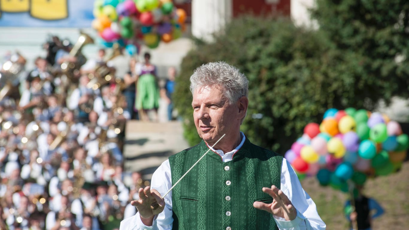 Oberbürgermeister Dieter Reiter dirigiert die Festzelt Musikanten (Archivbild): Der Oberbürgermeister will am Freitagmittag die Entscheidung über das Oktoberfest 2022 verkünden.