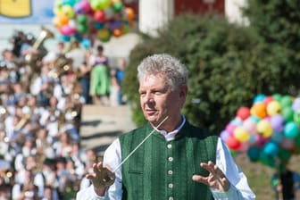 Oberbürgermeister Dieter Reiter dirigiert die Festzelt Musikanten (Archivbild): Der Oberbürgermeister will am Freitagmittag die Entscheidung über das Oktoberfest 2022 verkünden.