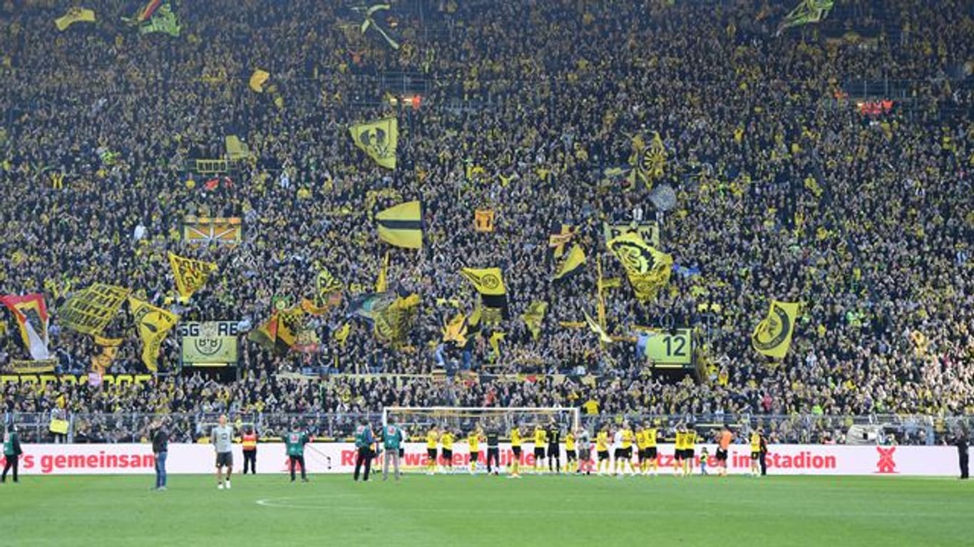 Angehender Vizemeister: Dortmunds Mannschaft steht vor der Gelben Wand der Fans im heimischen Stadion.