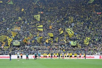 Angehender Vizemeister: Dortmunds Mannschaft steht vor der Gelben Wand der Fans im heimischen Stadion.