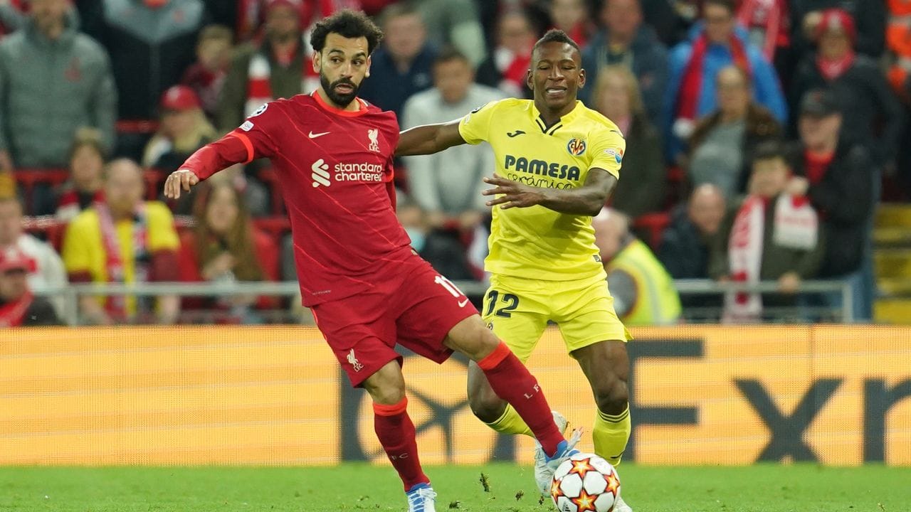 Liverpools Mohamed Salah (l) setzt sich gegen gegen Pervis Estupinan vom FC Villarreal durch. Liverpools Mohamed Salah (l) setzt sich gegen gegen Pervis Estupinan vom FC Villarreal durch.