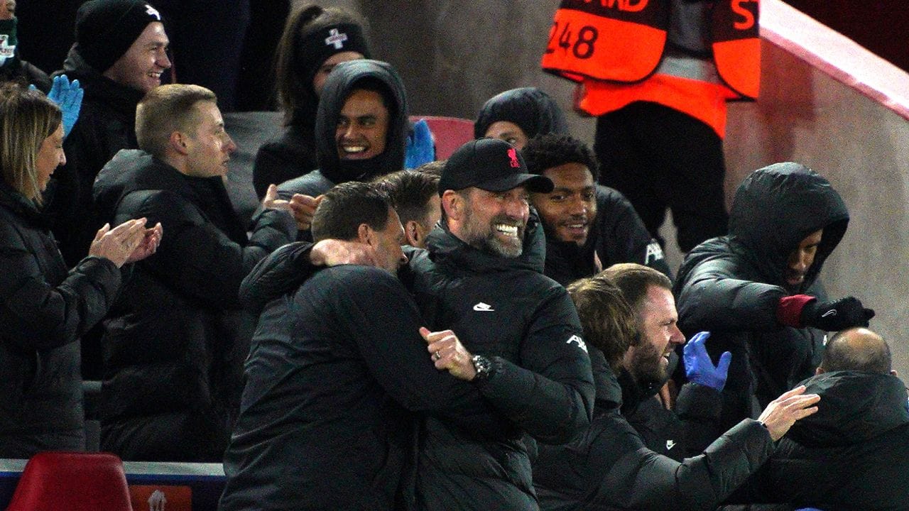 Liverpools Trainer Jürgen Klopp (M) jubelt über das 2:0. Liverpools Trainer Jürgen Klopp (M) jubelt über das 2:0.
