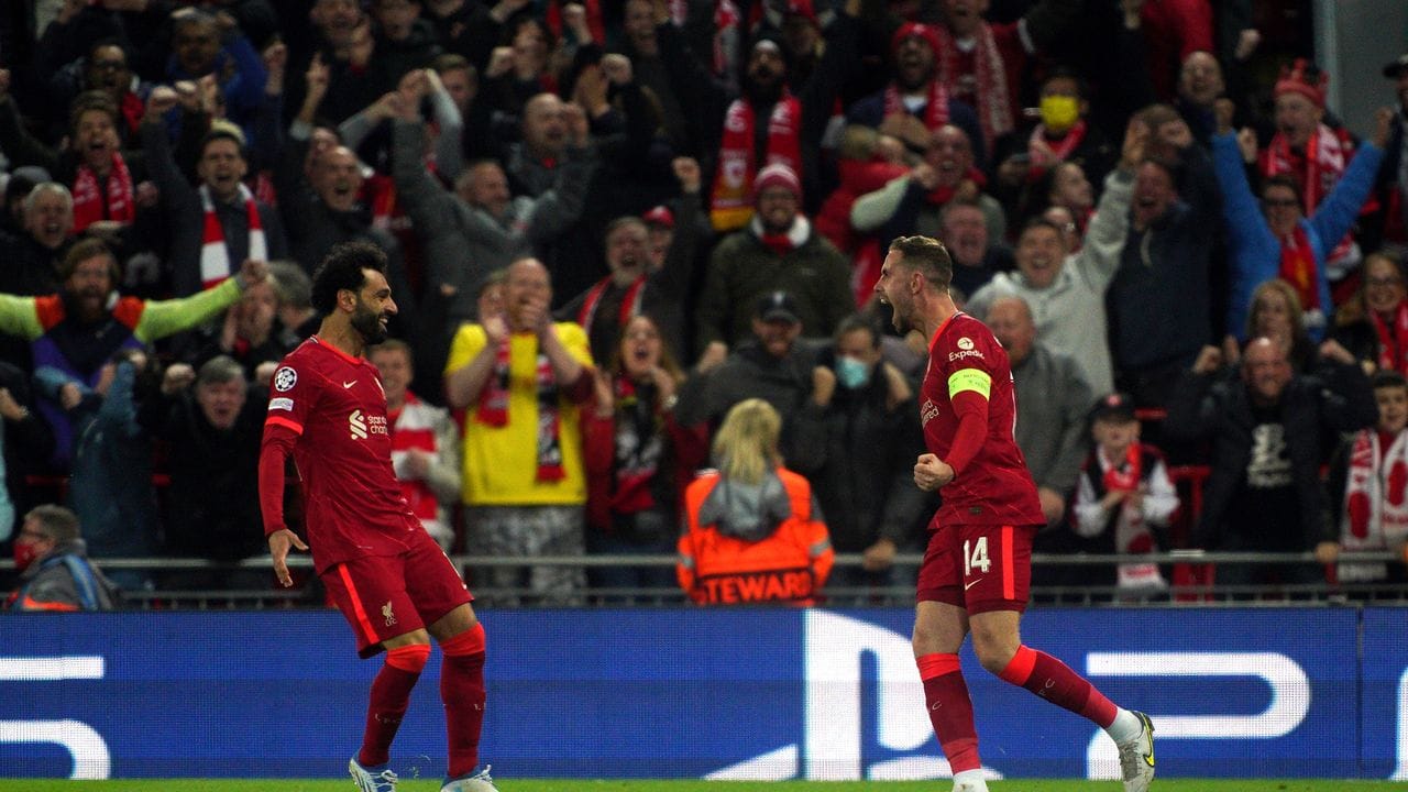 Jordan Henderson (r) und Mohamed Salah vom FC Liverpool feiern über das 1:0 gegen Villarreal. Jordan Henderson (r) und Mohamed Salah vom FC Liverpool feiern über das 1:0 gegen Villarreal.