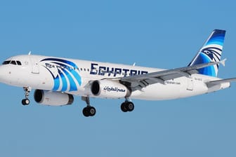 Eine A 320 der ägyptischen Fluggesellschaft Egypt Air (Archivbild): Das Flugzeug stürzte 2016 ab.