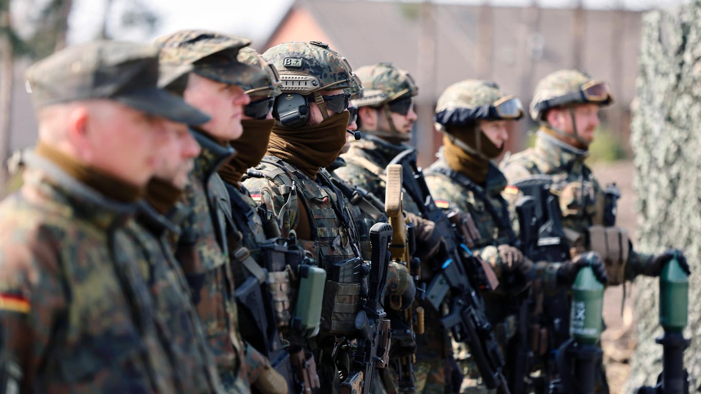 Soldaten präsentieren Waffen (Archivbild): Das Sondervermögen für die Streitkräfte wird im Bundestag heftig diskutiert.