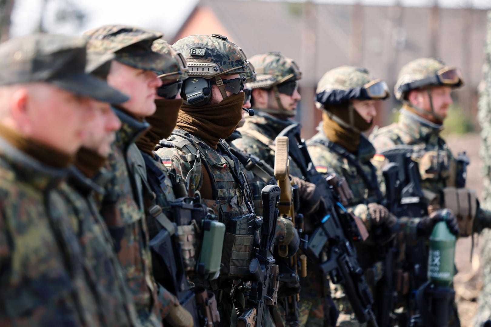 Soldaten präsentieren Waffen (Archivbild): Das Sondervermögen für die Streitkräfte wird im Bundestag heftig diskutiert.