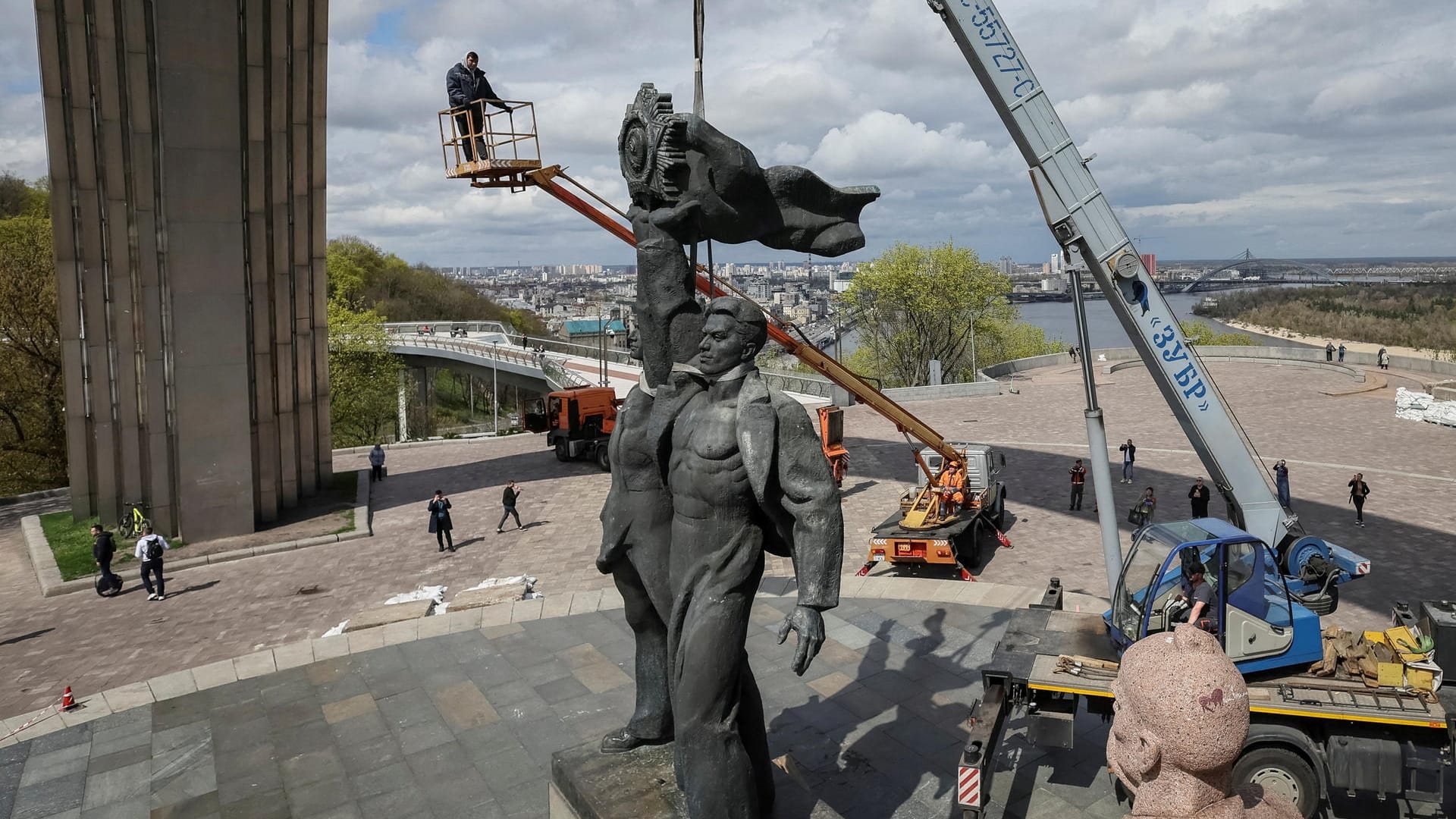 In Kiew wurde von der Stadtverwaltung dieses Denkmal für die Freundschaft zwischen der Ukraine und Russland demontiert.