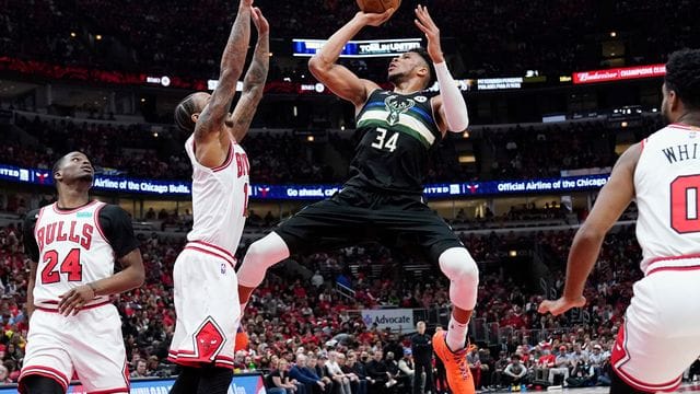 Milwaukees Giannis Antetokounmpo kommt gegen Chicagos DeMar DeRozan zum Wurf. Milwaukees Giannis Antetokounmpo kommt gegen Chicagos DeMar DeRozan zum Wurf.