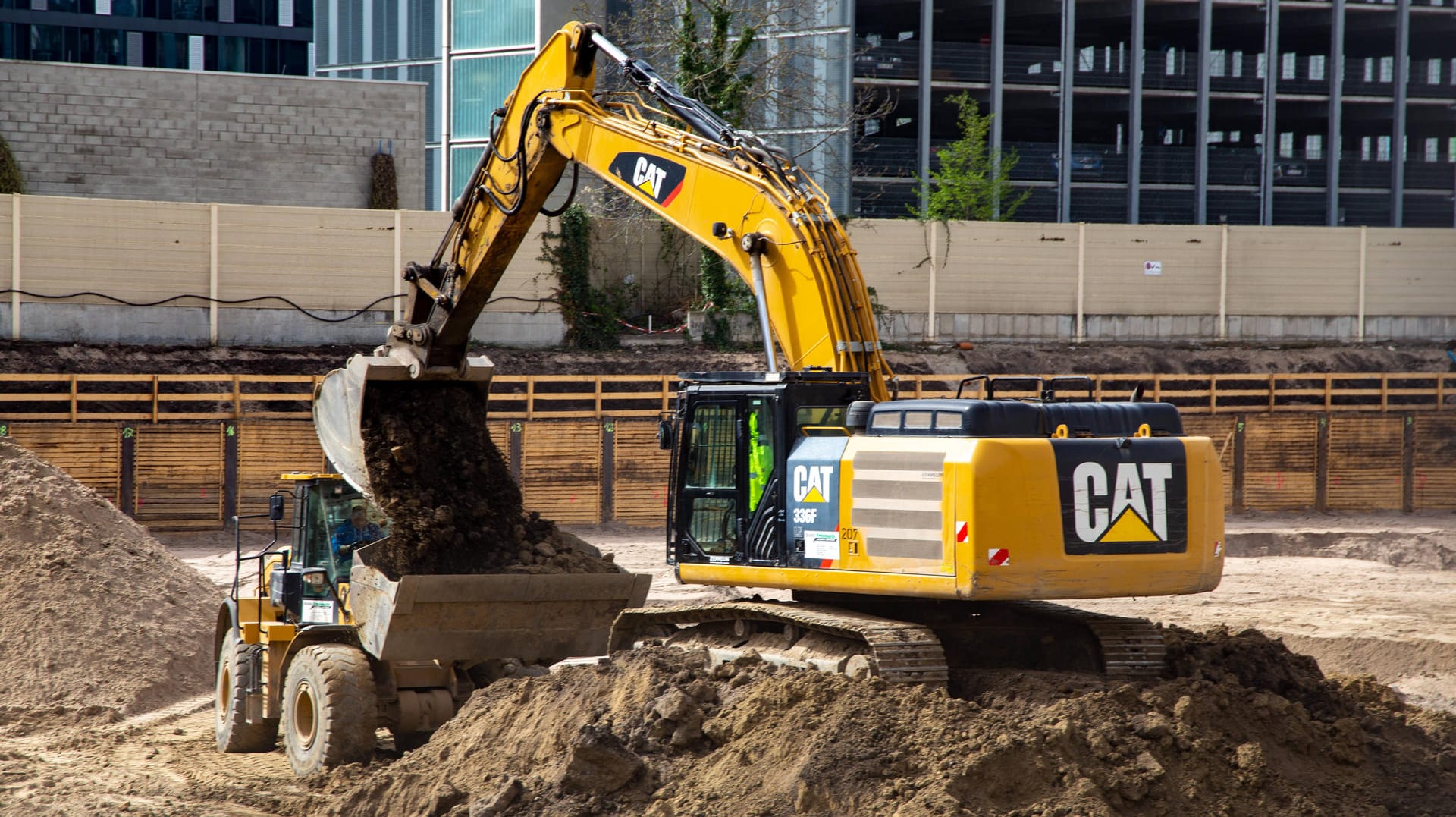 Großbaustelle mit Bagger (Symbolbild): In Moers wurde ein Mann bei einem Unfall schwer verletzt.