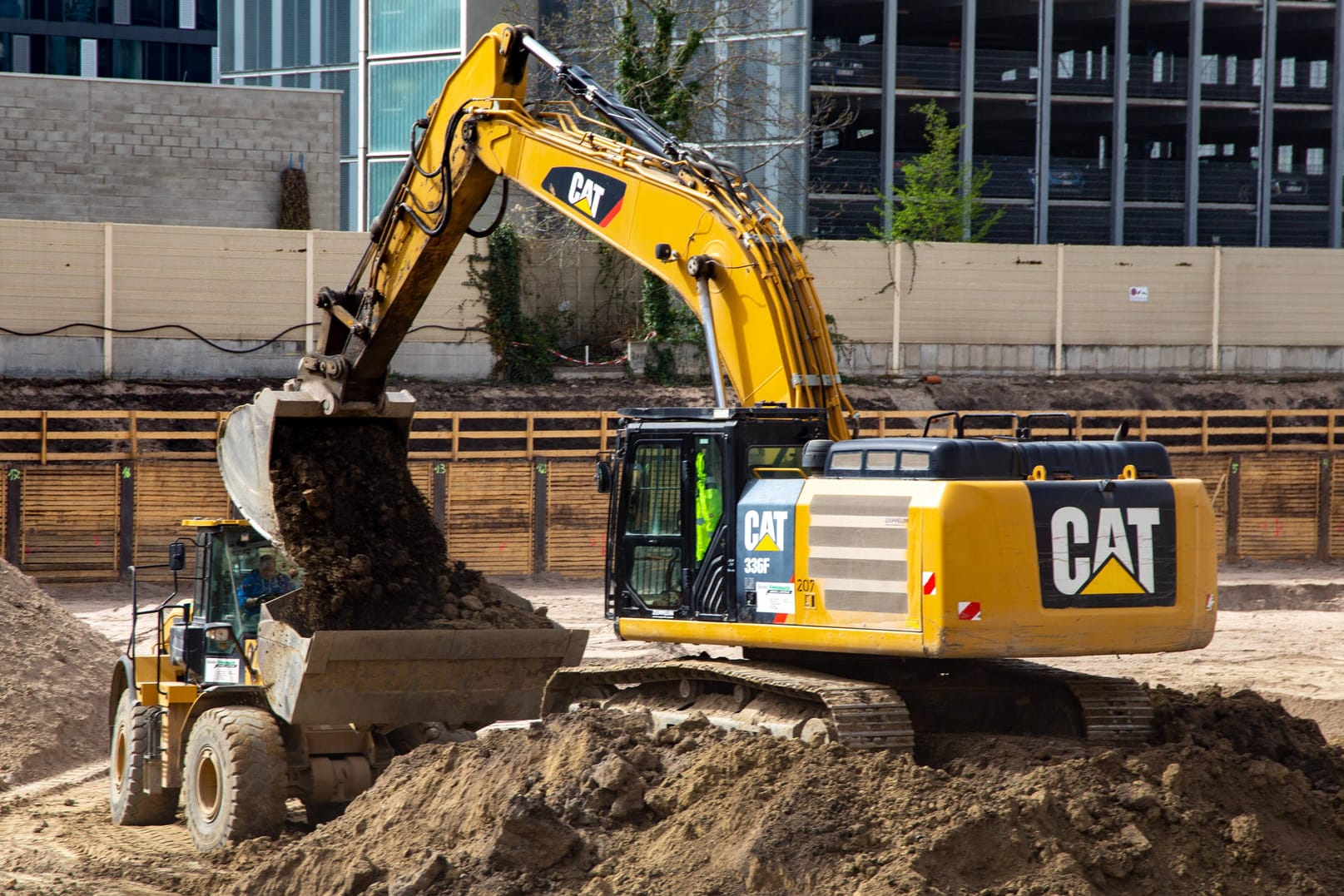 Großbaustelle mit Bagger (Symbolbild): In Moers wurde ein Mann bei einem Unfall schwer verletzt.