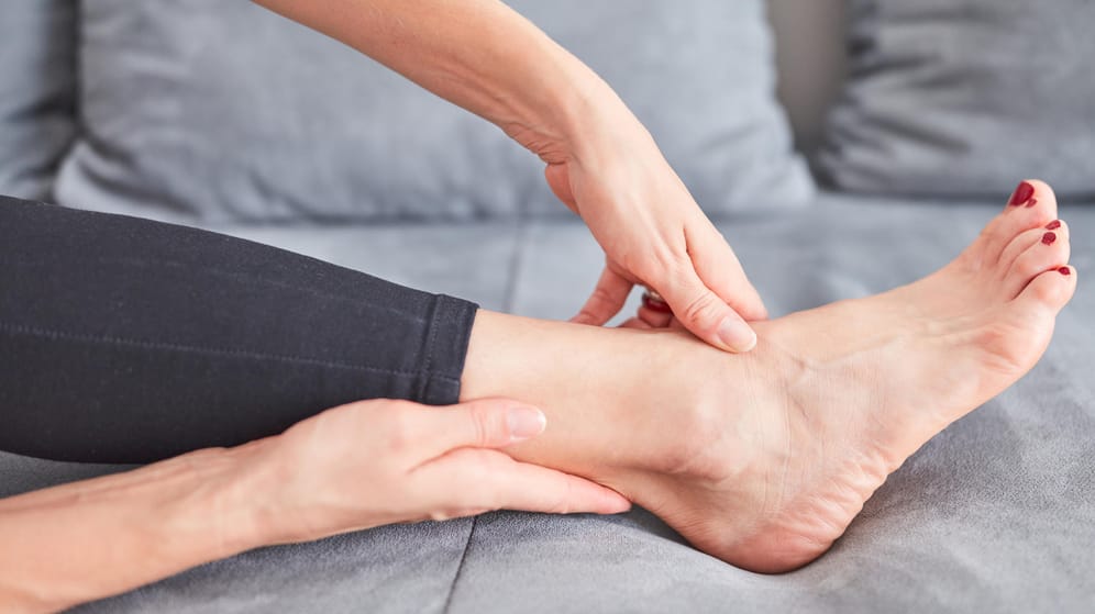Fußgelenk: Die Achillessehne ermöglicht es, das Sprunggelenk zu beugen und somit den Fuß beim Gehen abzustoßen.