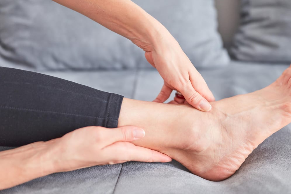 Fußgelenk: Die Achillessehne ermöglicht es, das Sprunggelenk zu beugen und somit den Fuß beim Gehen abzustoßen.
