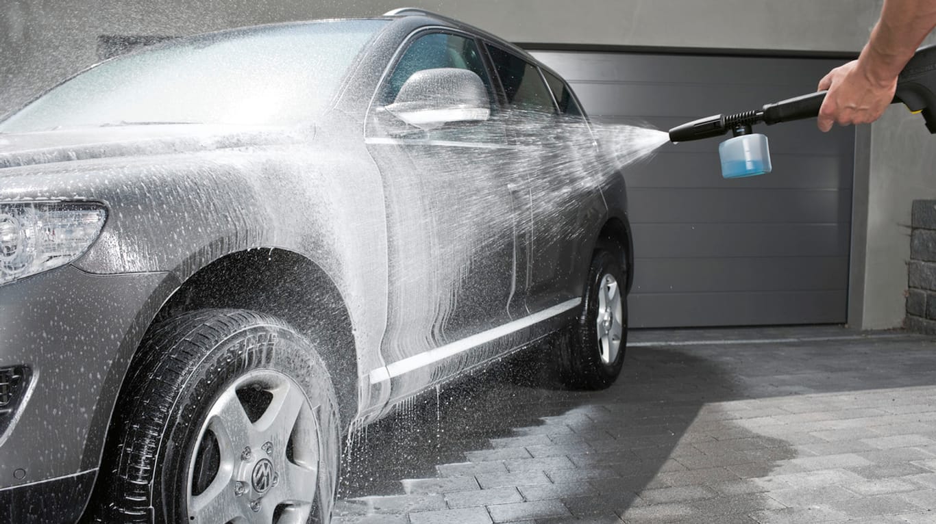 Reinigen Sie mit einem Hochdruckerreiniger Ihr Auto: Heute ist ein Modell von Kärcher reduziert.