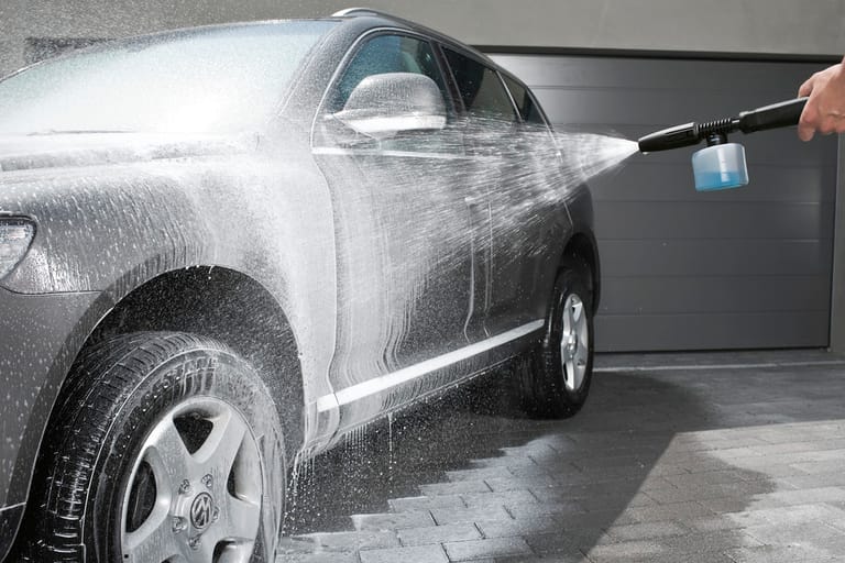 Reinigen Sie mit einem Hochdruckerreiniger Ihr Auto: Heute ist ein Modell von Kärcher reduziert.