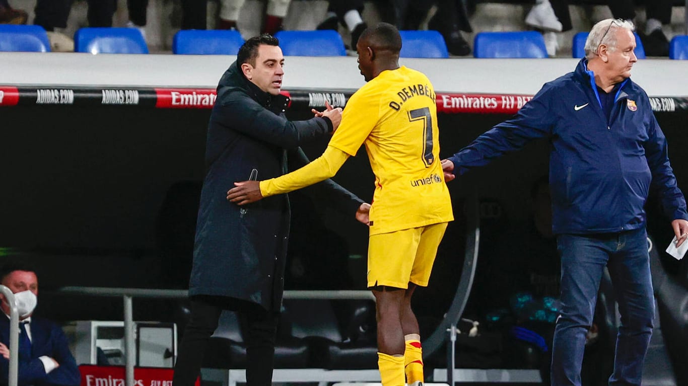 Xavi (l.) und Ousmane Dembélé haben eine gute Beziehung zueinander.