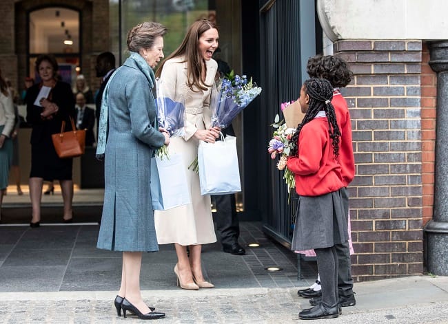 Anne und Kate erhalten Blumen und andere Geschenke.