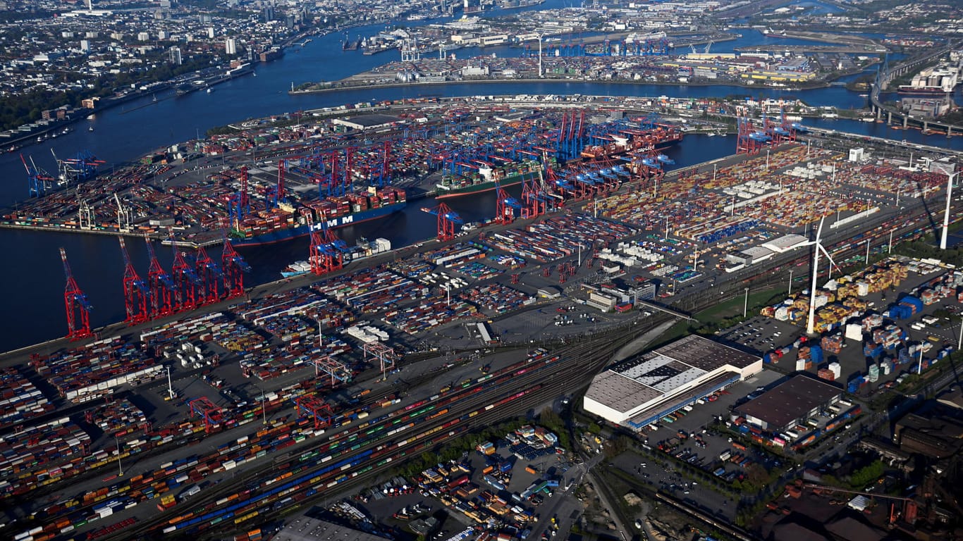 Blick auf den Hamburger Hafen (Archivbild): Bis der Stau aufgelöst ist, könne es sogar Wochen dauern.