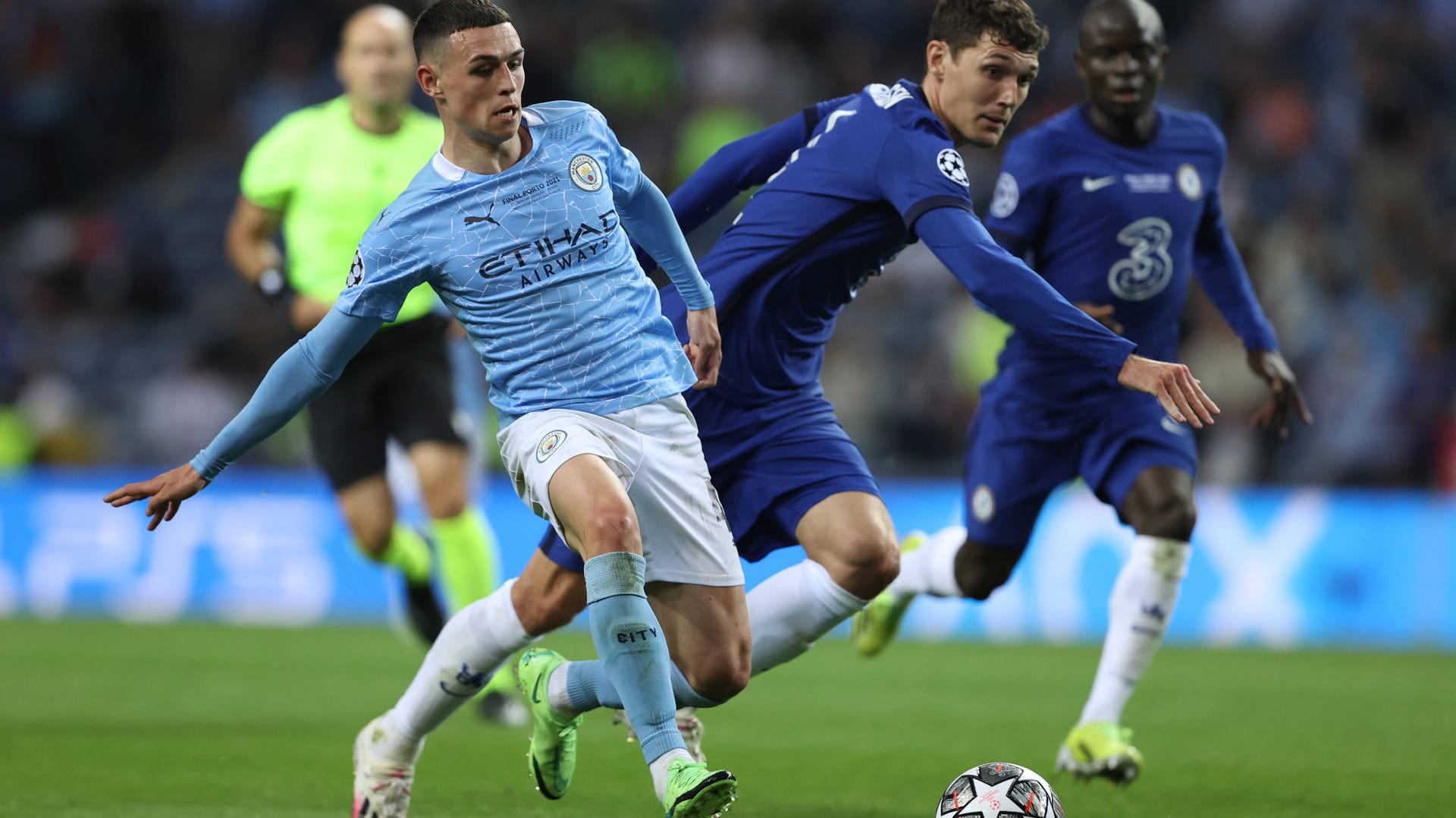 Phil Foden (l.) und Andreas Christensen beim Finale 2021: Die finalen Runden der Champions League könnten in Zukunft verändert werden.