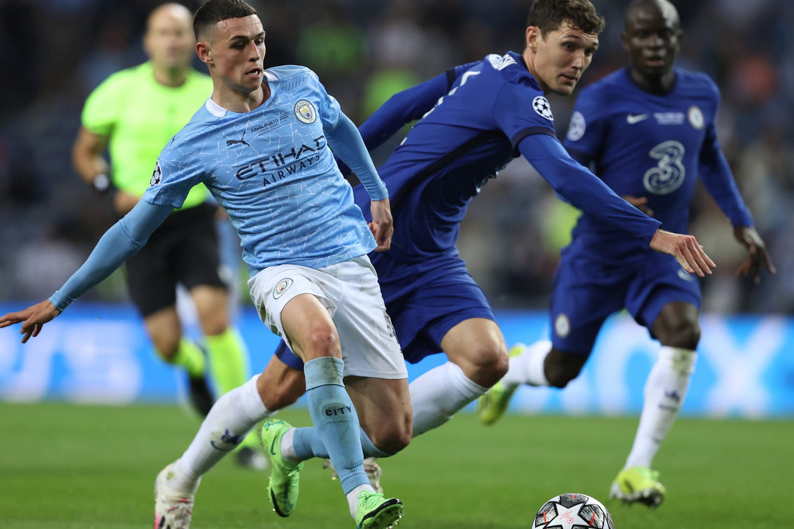 Phil Foden (l.) und Andreas Christensen beim Finale 2021: Die finalen Runden der Champions League könnten in Zukunft verändert werden.