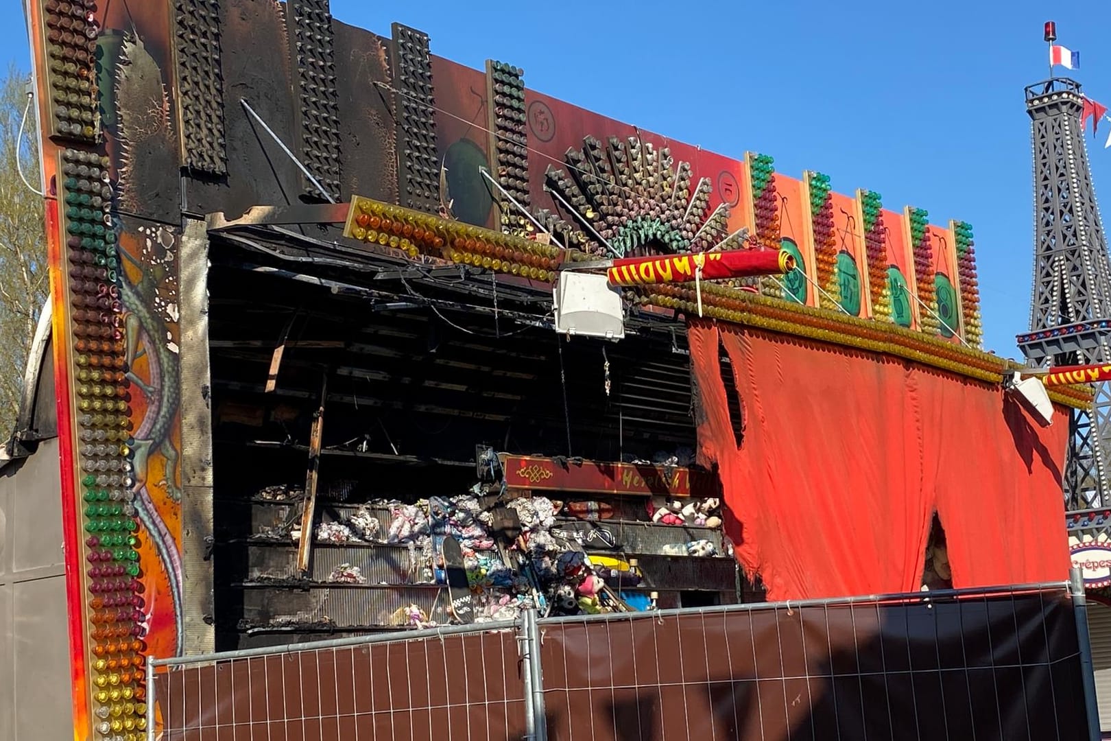 Die Losbude am Tag danach: Bei dem Feuer wurden vier Ersthelfer verletzt.