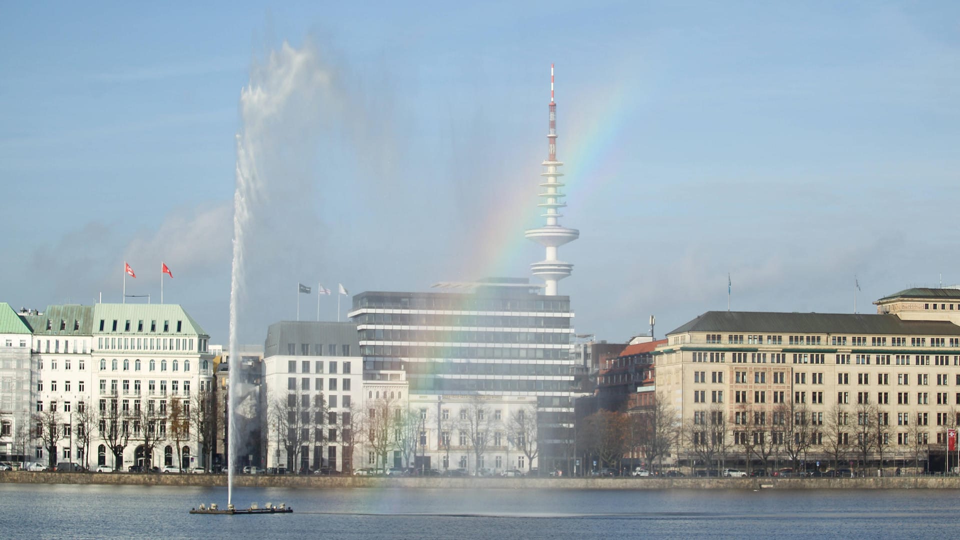 Die Alsterfontäne auf der Hamburger Binnenalster (Archivbild): Die Fontäne wird nach der WInterpause wieder eingeschaltet.