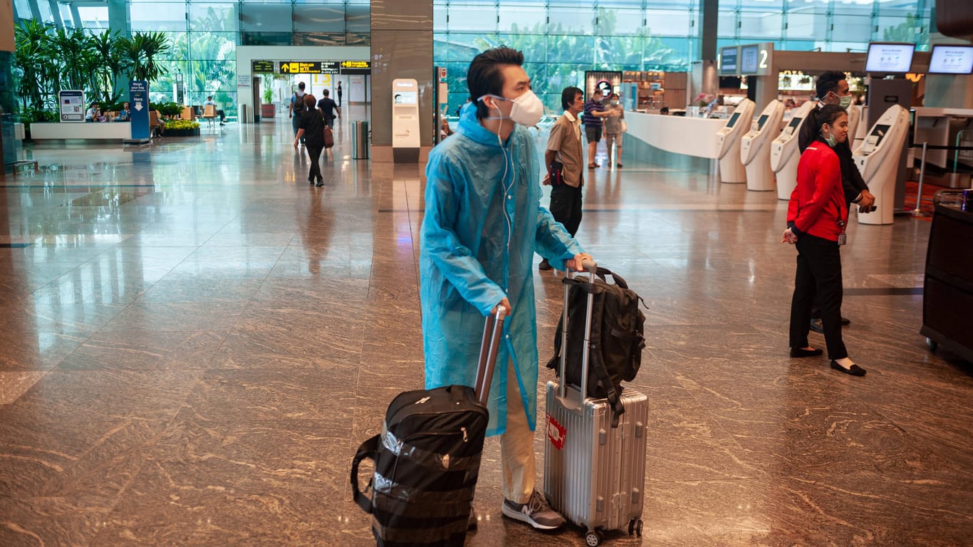 Wegen eines Corona-Verdachtsfalls am Flughafen werden in der chinesischen Großstadt Guangzhou rigide Maßnahmen ergriffen.