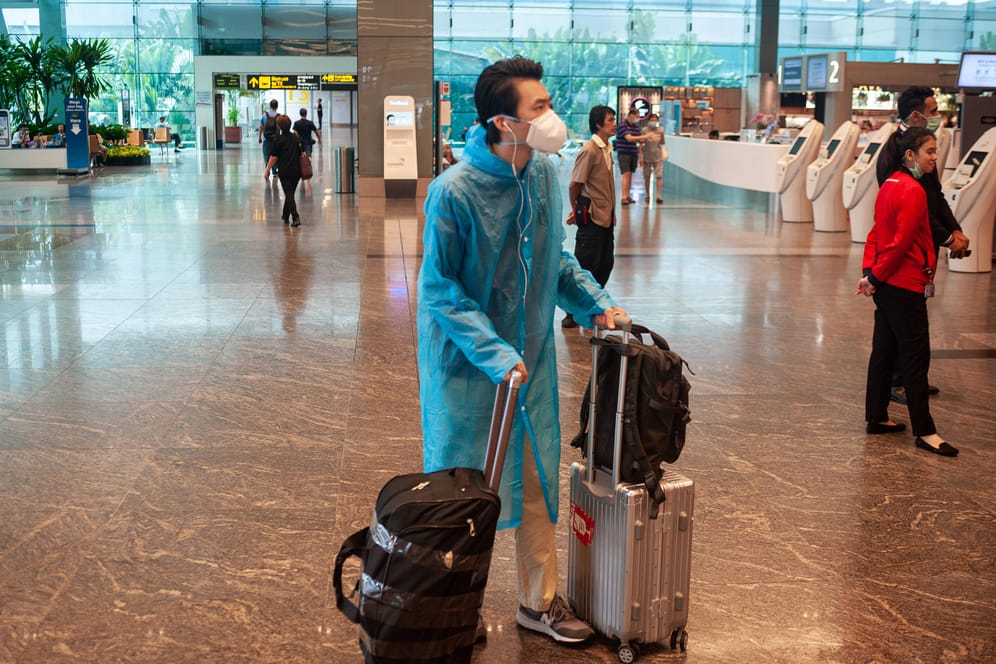 Wegen eines Corona-Verdachtsfalls am Flughafen werden in der chinesischen Großstadt Guangzhou rigide Maßnahmen ergriffen.