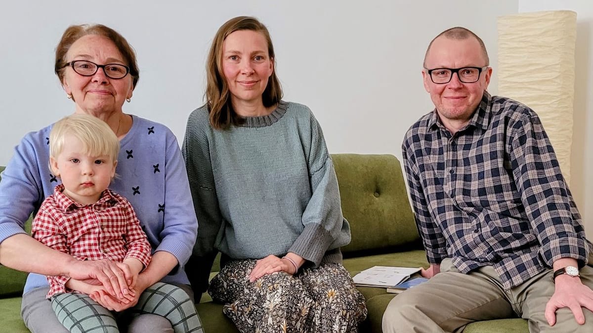 Anton Petrov mit seiner Frau, seiner Schwiegermutter und seinem kleinen Sohn in ihrem neuen Airbnb in Berlin: Hier kann die Familie nach ihrer Flucht aus Kiew langsam wieder zur Ruhe kommen.