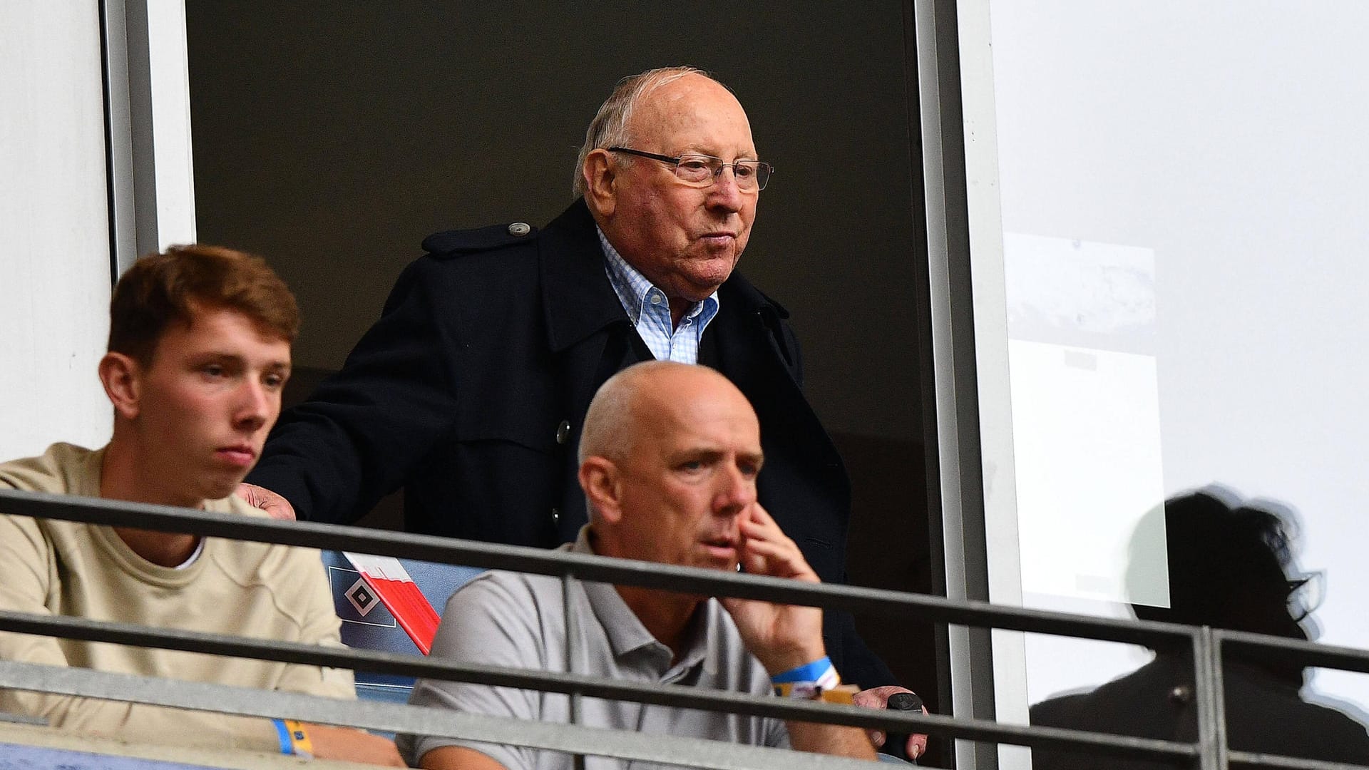 Uwe Seeler (m.o.) auf der Tribüne im Hamburger Volksparkstadion (Archivbild): Die Ikone des HSV glaubt nicht mehr an den Wiederaufstieg. Uwe Seeler (m.o.) auf der Tribüne im Hamburger Volksparkstadion (Archivbild): Die Ikone des HSV glaubt nicht mehr an den Wiederaufstieg.