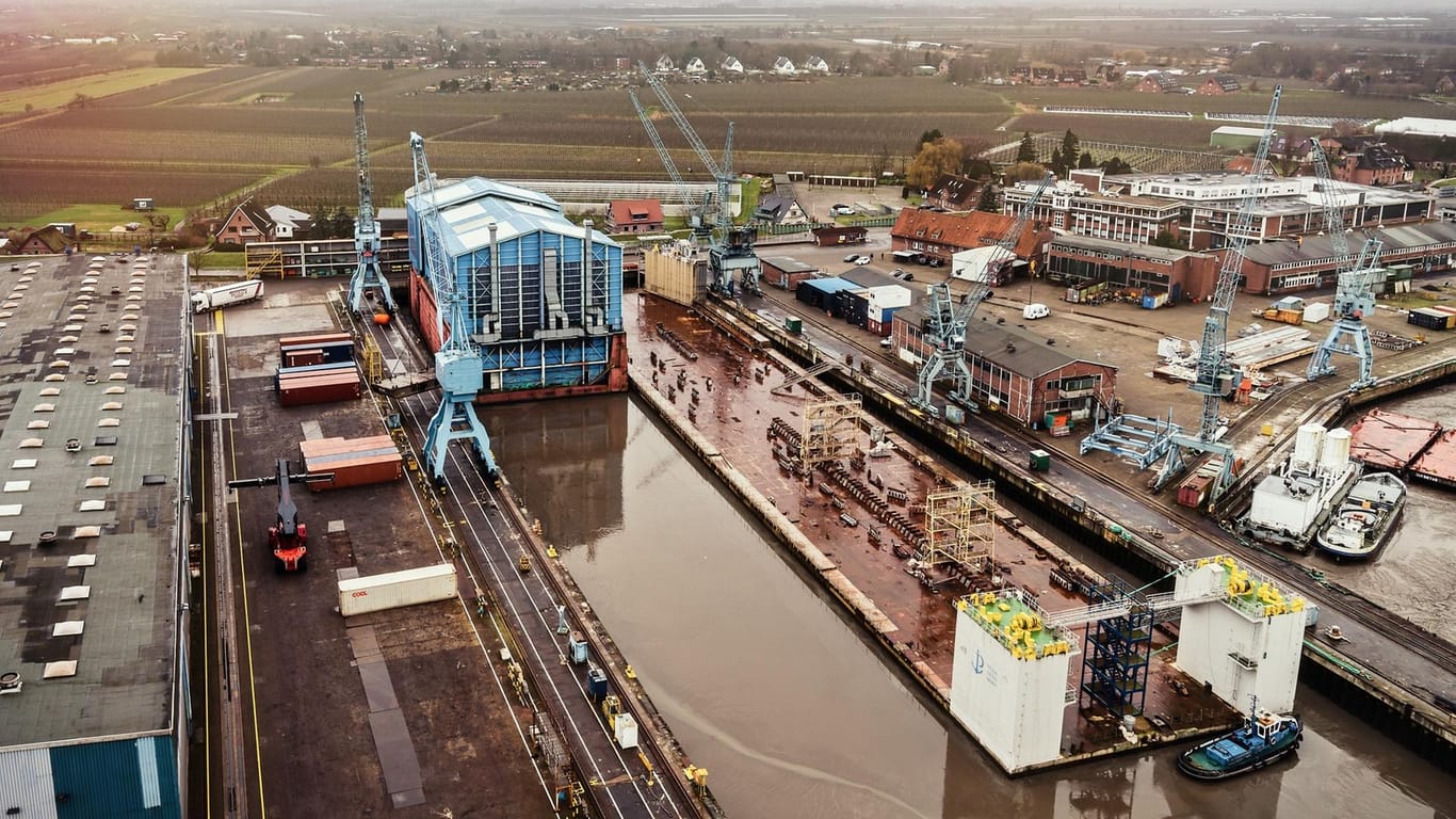 Eine Luftaufnahme der Hamburger Traditionswerft Pellas Sietas (Archivbild): Eigentlich sollten alle Teile der Werft in einer Versteigerung verkauft werden.